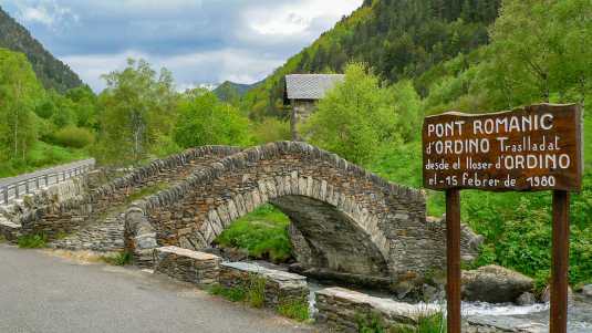 Die römische Brücke bei Ordino in Andorra ist eines der vielen historischen Bauwerke in Andorra historische bauwerke, sehenswürdigkeiten, andorra