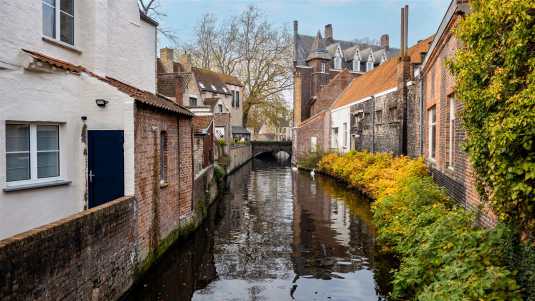 Charmante Backsteinhäuser aus den Goldenen Zeiten Brügges historische bauwerke, Belgien, brügge