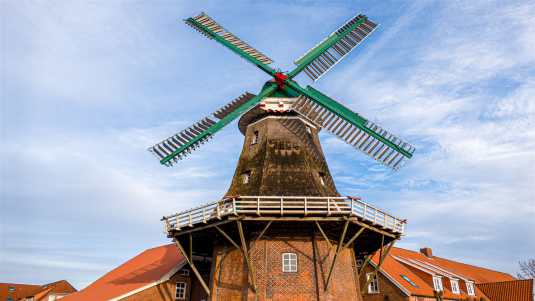 Unmittelbar am Großefehnkanal liegt die 1804 erbaute Mühle historische bauwerke, deutschland, großefehn