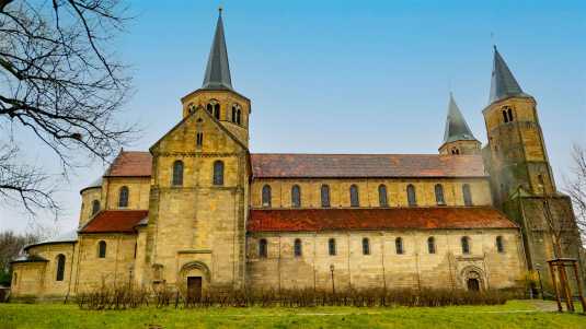 Glücklicherweise blieb die St.-Godehard-Basilika im II. Weltkrieg nahezu vollständig erhalten historische bauwerke, deutschland, hildesheim, basilika, st. godehard
