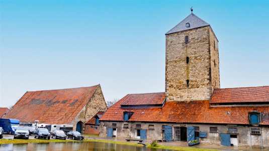 Steuerwald liegt heute auf im Stadtgebiet von Hildesheim. Bei der Errichtung der Burg lag diese deutlich außerhalb der Stadtmauern historische bauwerke, deutschland, hildesheim, burg steuerwald