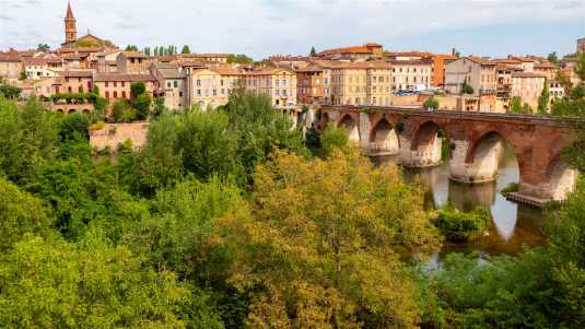 Die alte Brücke von Albi (Pont Vieux) überspannt den Fluss Tarn und ist eine der Sehenswürdigkeiten, die Albi so besonders machen  frankreich-historische-bauwerke-albi-brücke-pont-vieux