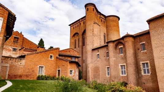 Impossant thront über dem Fluss Tarn der Palais de la Berbie genannte Bischofspalast von Albi frankreich-historische-bauwerke-albi-bischofpalast-palais-de-la-berbie