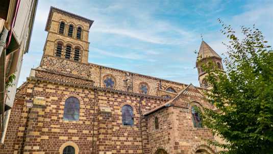 Die wunderschöne romanische Basilika Saint-Julien ist das Herz der auvergnischen Stadt Brioude historische bauwerke, frankreich, brioude, saint-julien, basilika