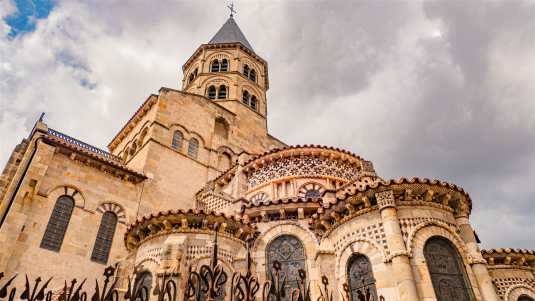 Historisches Bauwerk der Romanik, welches eine der Sehenswürdigkeiten in Clermont-Ferrand ist historische bauwerke, frankfreich, clermont-ferrand, notre-dame du port