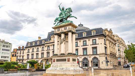 Der Place de Jaude ist der zentrale Platz von Clermont-Ferrand. Von hier sind alle wichtigen Sehenswürdigkeiten fussläufig erreichbar historische bauwerke, frankreich, clermont-ferrand, place de jaude, vercingetorix