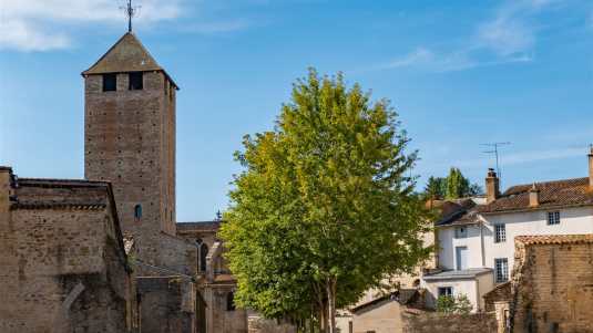 Die Plattform auf dem Turm eröffnet einen wunderschönen Blick auf Cluny mit der berühmten Abtei historische bauwerke, frankreich, cluny, tour des fromages, käseturm