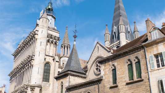 Mit der gleichmässigen Westfassade ist die Notre-Dame de Dijon eine der ungewöhnlichsten gotischen Kirchen überhaupt historische bauwerke, frankreich, dijon, notre-dame