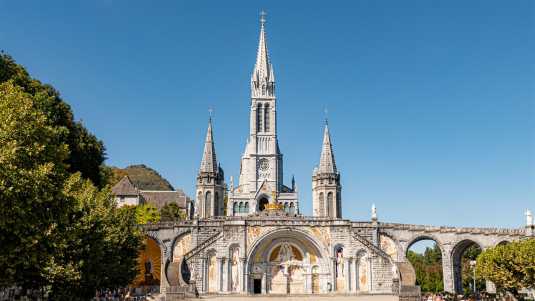 Verwirrende Sehenswürdigkeiten in Lourdes: Zwei Basiliken auf einem Bild historische bauwerke, frankreich, lourdes, rosenkranz-basilika, notre-dame de rosaire