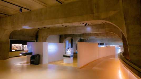 Einer der wirklich seltenen schönen Waschbetonbauten. Das Museum Lugdunum in Lyon weckt Erinnerungen an den Flughafen Charles de Gaule in Paris. historische bauwerke, frankreich, lyon, luugdunum, museum