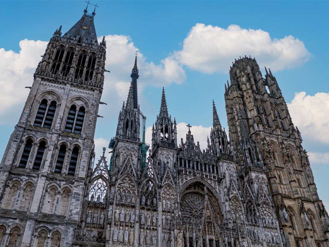 Westfassade der Kathedrale von Rouen mit den beiden Türmen, historische bauwerke