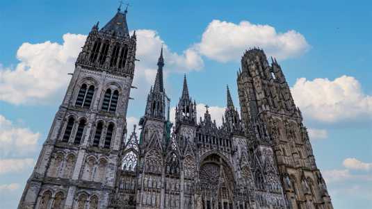 Westansicht der Kathedrale von Rouen Westfassade der Kathedrale von Rouen mit den beiden Türmen, historische bauwerke