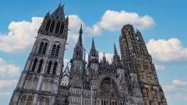 Westfassade der Kathedrale von Rouen mit den beiden Türmen, historische bauwerke