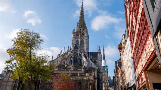Umgeben von schönen Fachwerkhäusern ist Saint-Maclou eine Perle Rouens Historische Bauwerke in Rouen, Kirche Saint-Maclou