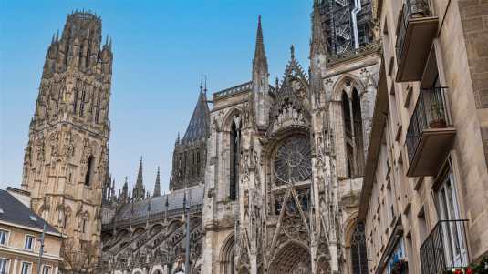 Wunderschöne gotische Architektur in der Altstadt von Rouen Die Kathedrale von Rouen von außen gesehen, historische bauwerke