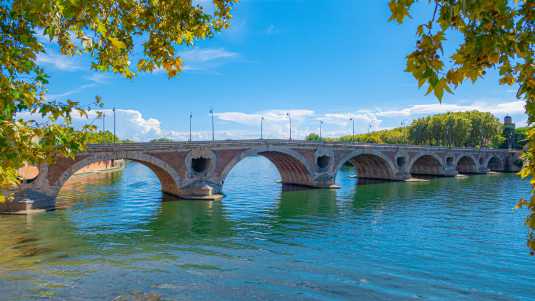 Die Pont Neuf überspannt den Fluß Garonne und ist eine der wichtigsten historischen Bauwerke in Toulouse historische bauwerke, frankreich, toulouse, Musée des Augustins