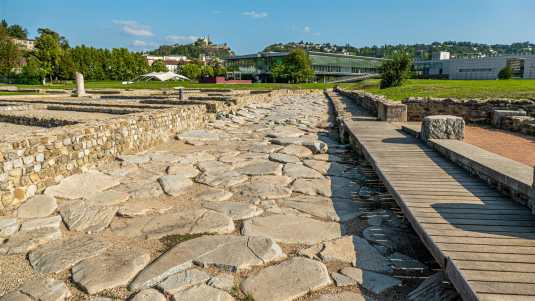 Bei einem Besuch in Vienne sollte man sich das bedeutende Museum auf keinen Fall entgehen lassen, da es eine Top-Sehenswürdigkeit der Stadt ist historische bauwerke, frankreich, vienne, musee gall-romain