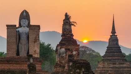 Sonnenuntergang in Sukothai sukothai, thailand, historisches bauwerk
