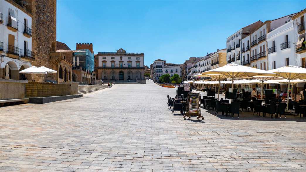 Seit dem Mittelalter spielt sich das Leben von Cáceres auf der Plaza Mayor statt. Dieser zentrale Platz ist der ideale Ausgangspunkt die Sehenswürdigkeiten von Cáceres zu erkunden historische bauwerke, spanien, cáceres, platz, plaza mayor