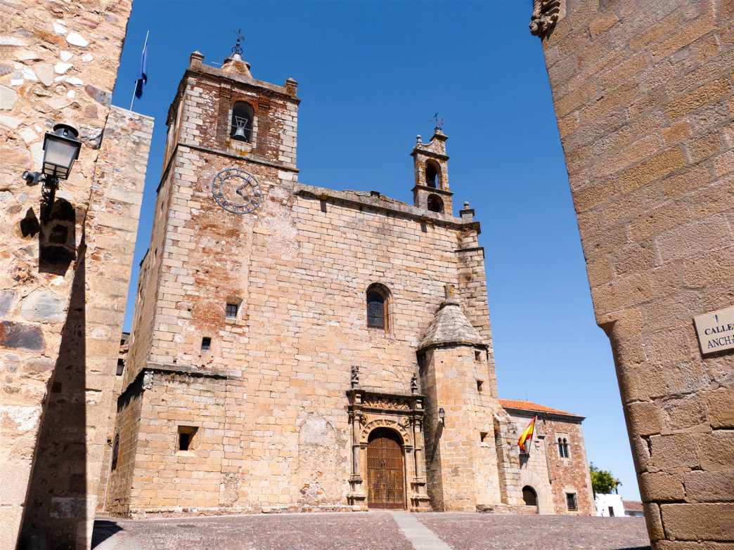 San Mateo ist eine für die Stadtgeschichte von Cáceres wichtiges Bauwerk und eine beeindruckende Sehenswürdigkeit der Stadt historische bauwerke, spanien, cáceres, kirche san mateo