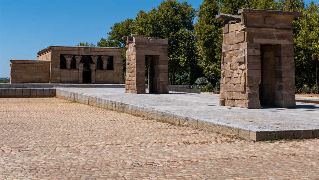 Der in Madrid wiederaufgebaute ägyptische Tempel ist eine der wichtigsten Sehenswürdigkeiten in Madridd historische bauwerke, spanien, madrid, tempel von debod, debod tempel