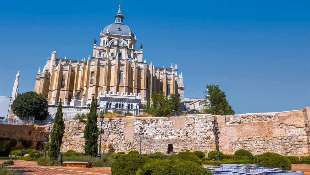 Neue und alte Sehenswürdigkeiten in Madrid ganz nah beieinander historische bauwerke, spanien, madrid, maurische mauern
