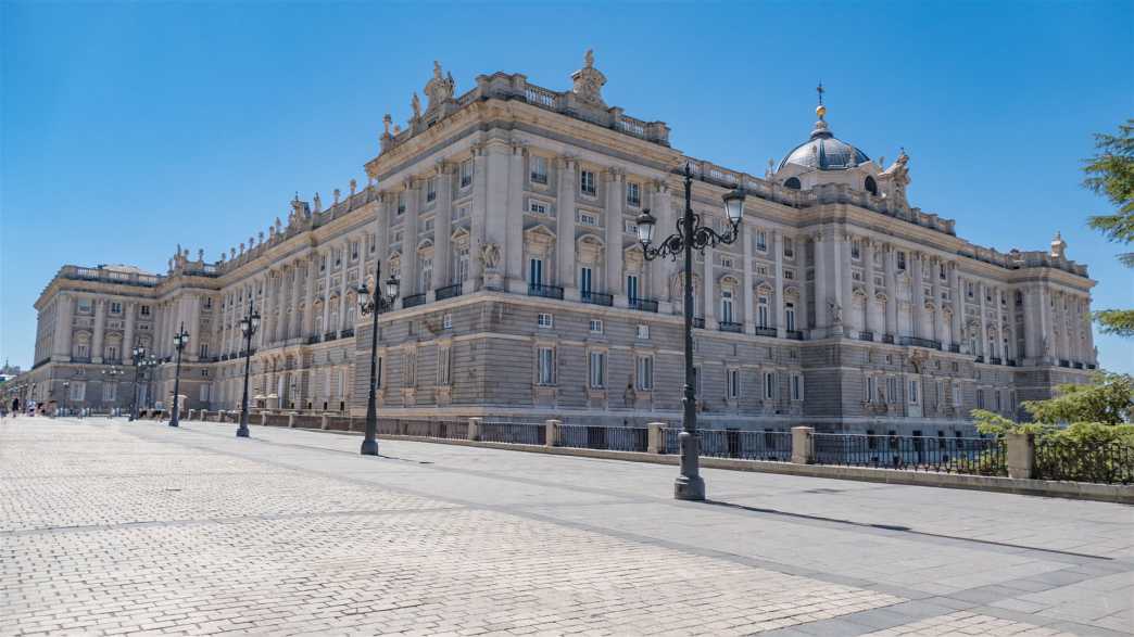Um die langen Schlangen am Palacio Real zu vermeiden, lohnt es sich ein Ticket vorher zu kaufen historische bauwerke, spanien, madrid, palacio real, königliches schloss