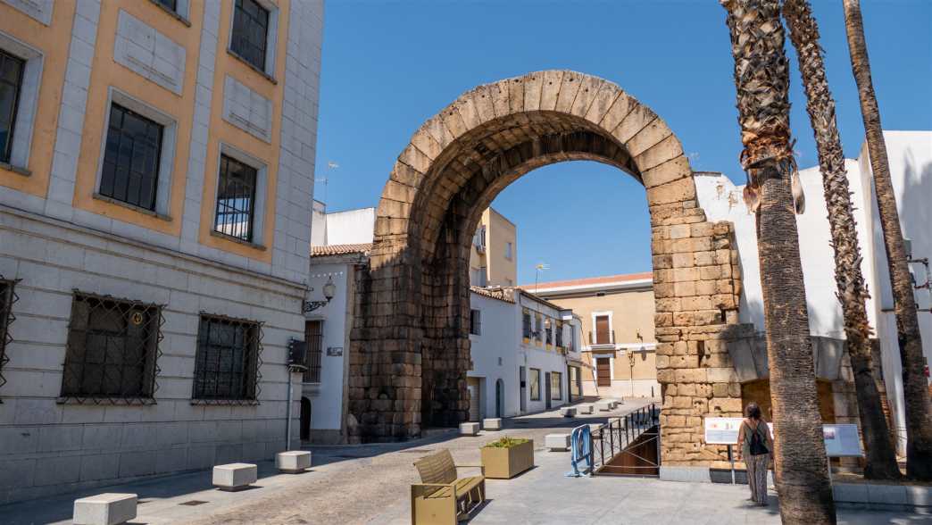 Heute sind nur noch Teile des Trajansbogens in Mérida erhalten. Denoch ist dieses bauwerk eine der bedeutendsten Sehenswürdigkeiten der Stadt historische bauwerke, spanien, mérida, triumphbogen, trajansbogen