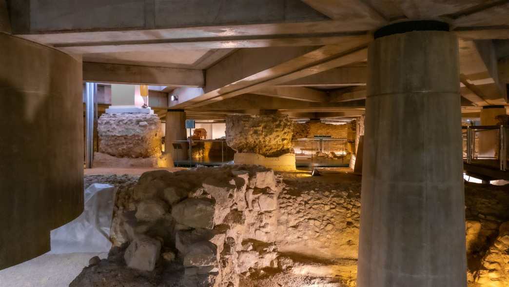 Die römischen Mauern des Hafens werden von modernen Säulen aus Waschbeton geschützt historische bauwerke, spanien, saragossa, römischer hafen, Museo del Puerto Fluvial de Caesaraugusta