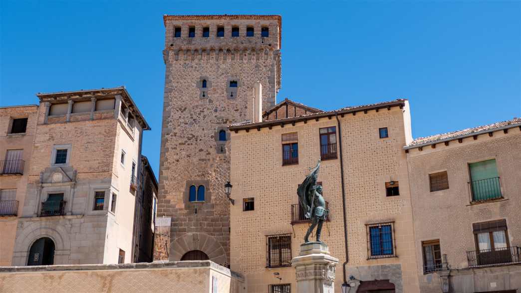Zahlreiche historische Bauwerke Segovias befinden sich unmittelbar an der Plaza del Campo historische bauwerke, spanien, segovia, plaza medina del campo